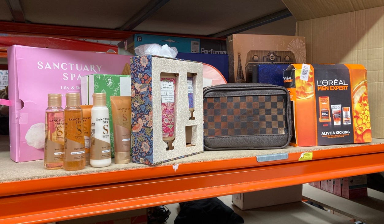 Lot 428  
            Edinburgh SR33 - Delivery Only 

                
QUANTITY OF HEALTH & BEAUTY ITEMS TO INCLUDE WILLIAM MORRIS AT HOME HAND CREAM 10...