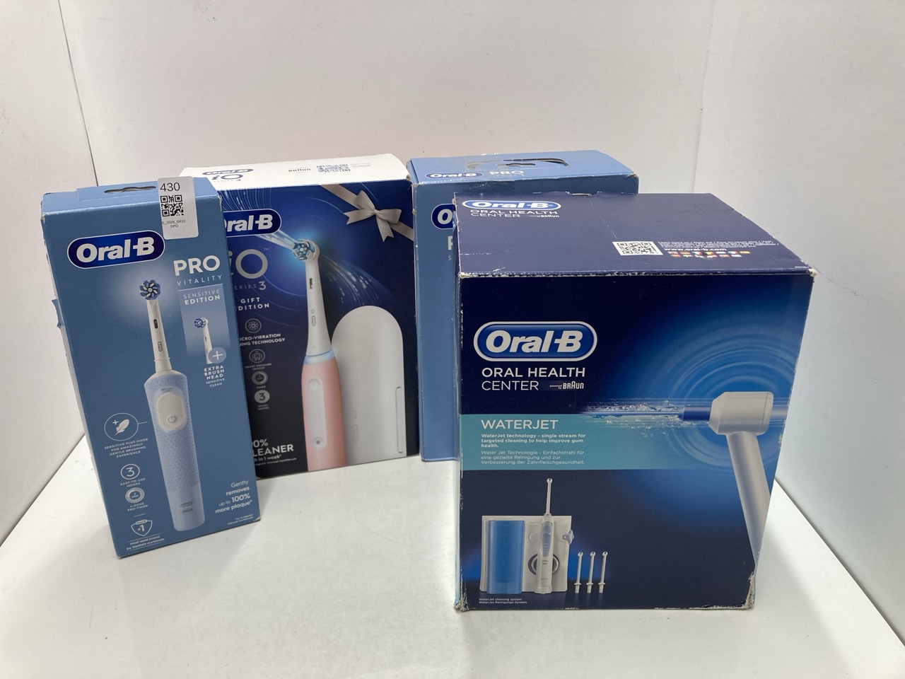 Lot 430  
            Edinburgh SR33 - Delivery Only 

                
QUANTITY OF HEALTH & BEAUTY ITEMS TO INCLUDE ORAL-B PRO 1 X2 ELECTRIC TOOTHBRUSHE...