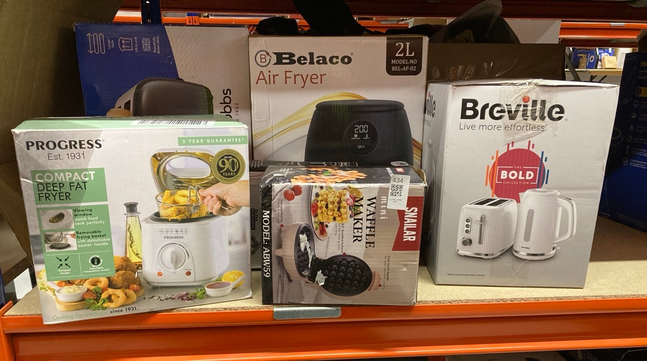 Lot 434  
            Edinburgh SR33 - Delivery Only 

                
QUANTITY OF KITCHEN & APPLIANCES ITEMS TO INCLUDE PROGRESS EK2969P ELECTRIC 1L MI...