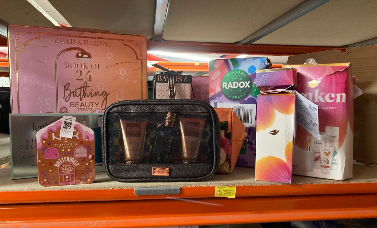 Lot 440  
            Edinburgh SR33 - Delivery Only 

                
QUANTITY OF HEALTH & BEAUTY ITEMS TO INCLUDE FENJAL CREME BATHING OIL COLLECTION ...