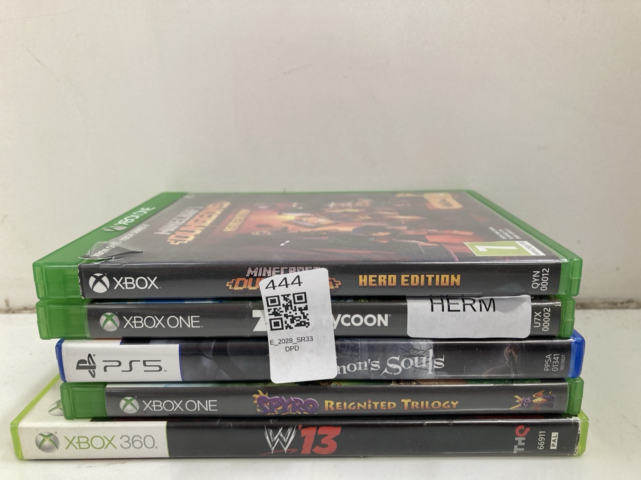 Lot 444  
            Edinburgh SR33 - Delivery Only 

                
QUANTITY OF TECH & GAMING ITEMS TO INCLUDE XBOX ONE MINECRAFT DUNGEONS HERO EDITI...