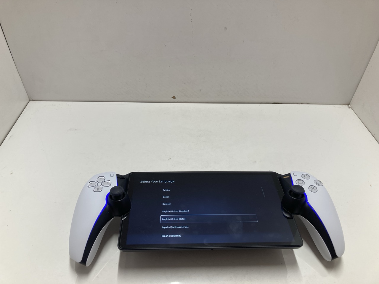 Lot 464  
            Edinburgh SR33 - Delivery Only 

                
SONY PLAYSTATION PORTAL REMOTE PLAYER (ORIGINAL RRP - £199): MODEL NO CFI-Y1016  ...
