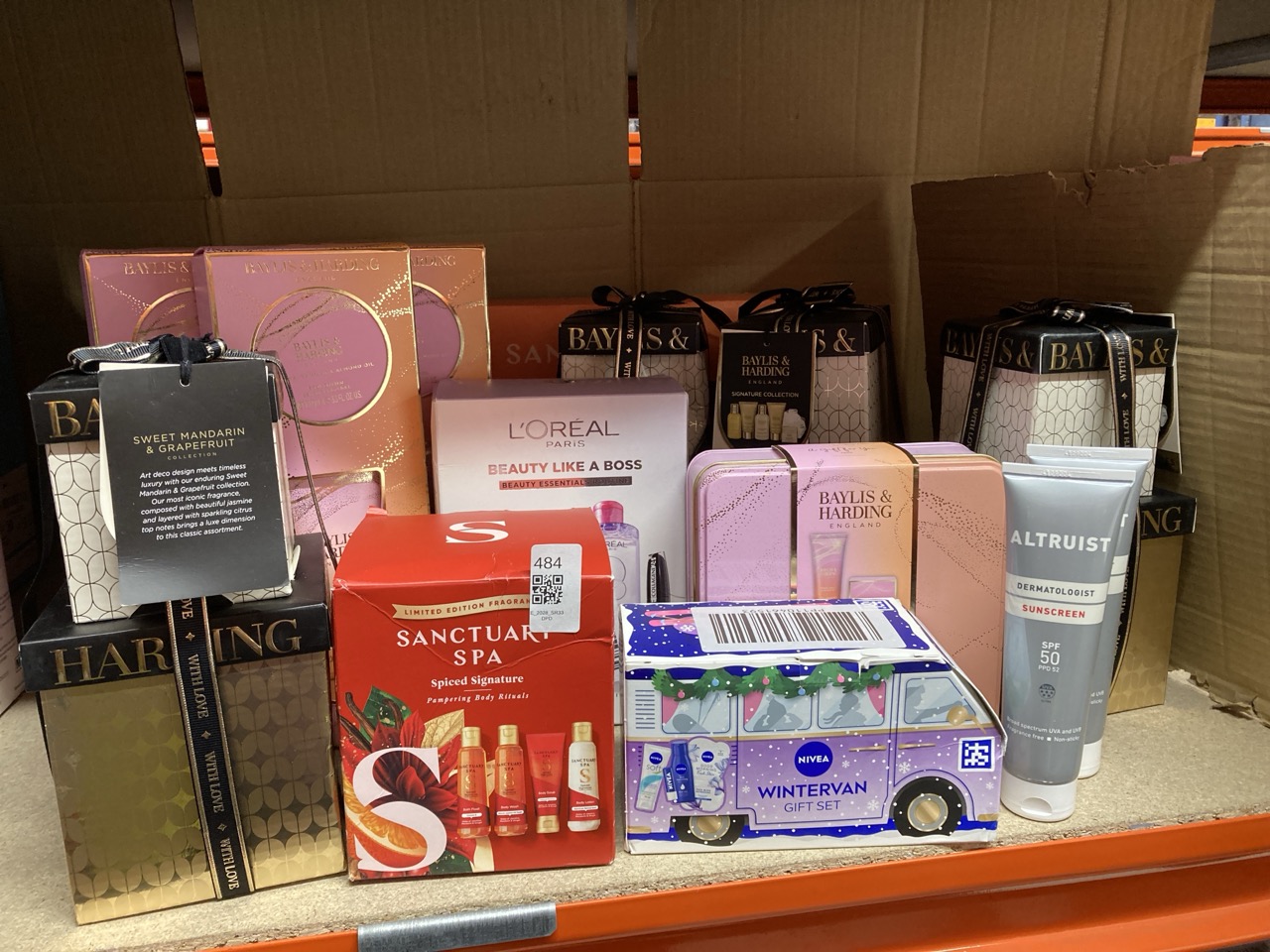 Lot 484  
            Edinburgh SR33 - Delivery Only 

                
QUANTITY OF HEALTH & BEAUTY ITEMS TO INCLUDE BAYLIS & HARDING SWEET MANDARIN & GR...