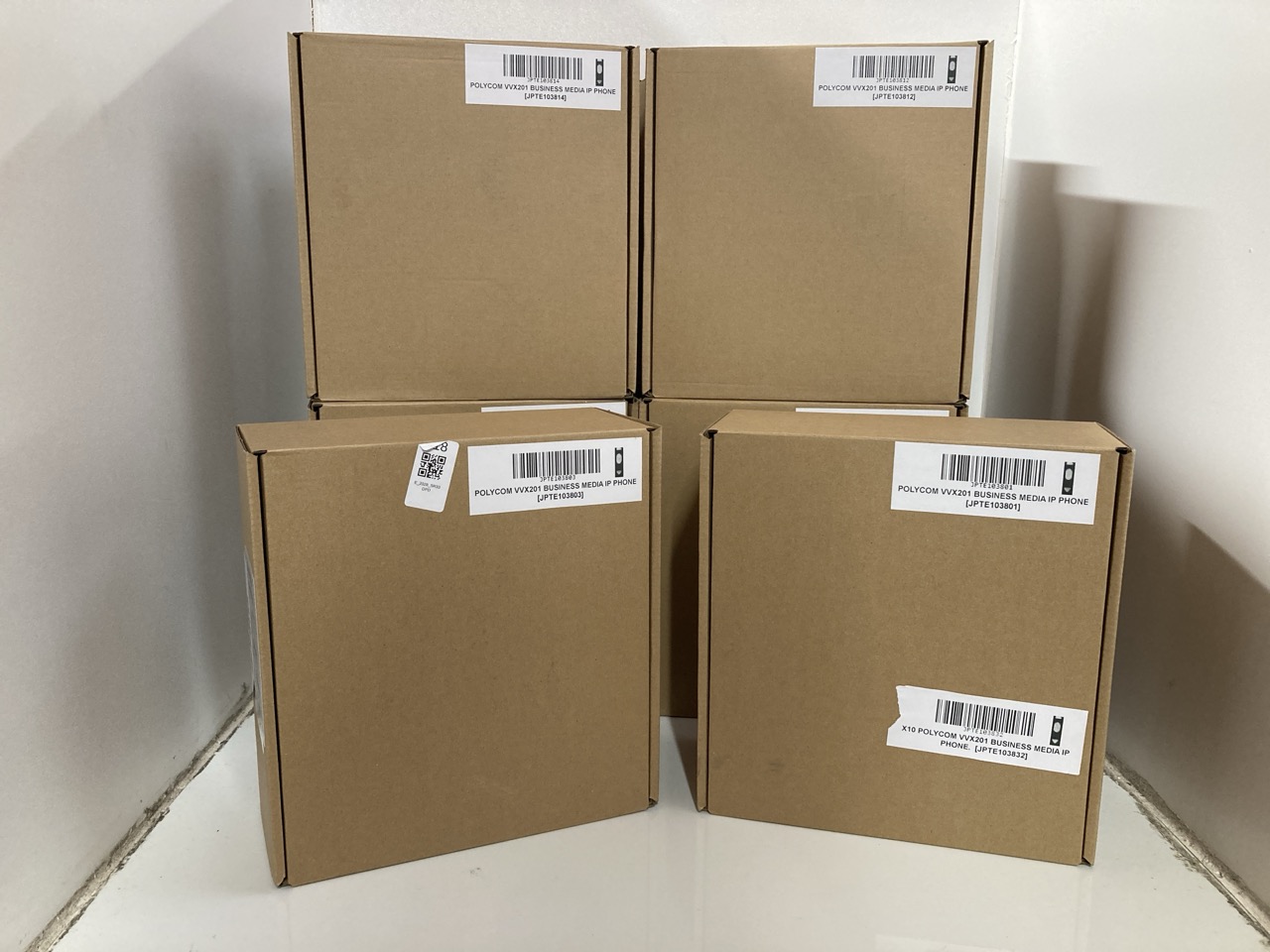 Lot 518  
            Edinburgh SR33 - Delivery Only 

                
X10 POLYCOM VVX 201 BUSINESS MEDIA IP PHONE.  [JPTE103832] : LOCATION - F RACK