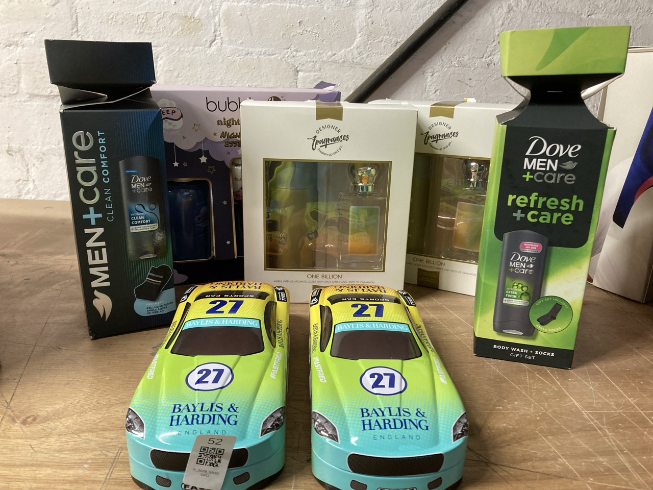 Lot 52  
            Edinburgh SR33 - Delivery Only 

                
QUANTITY OF HEALTH & BEAUTY ITEMS TO INCLUDE DOVE MEN+CARE REFRESH+CARE BODY WASH...
