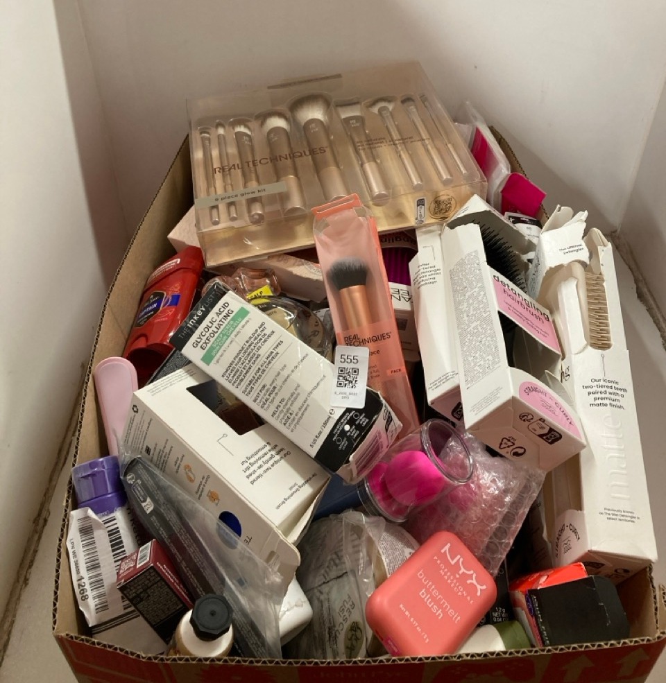 Lot 555  
            Edinburgh SR33 - Delivery Only 

                
QUANTITY OF HEALTH & BEAUTY ITEMS TO INCLUDE ESSIE GEL-LIKE NAIL POLISH, LASTS UP...