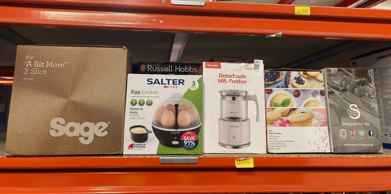 Lot 560  
            Edinburgh SR33 - Delivery Only 

                
QUANTITY OF KITCHEN & APPLIANCES ITEMS TO INCLUDE SWAN SK33020BLKN AUTOMATIC MILK...