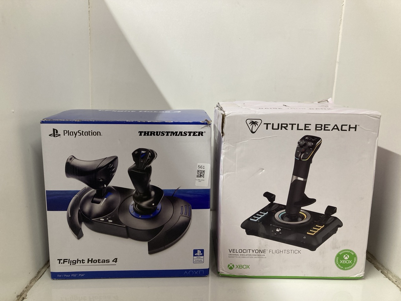Lot 561  
            Edinburgh SR33 - Delivery Only 

                
THRUSTMASTER T.FLIGHT HOTAS 4 - HIGH-PRECISION FLIGHT STICK WITH THROTTLE FOR PC,...