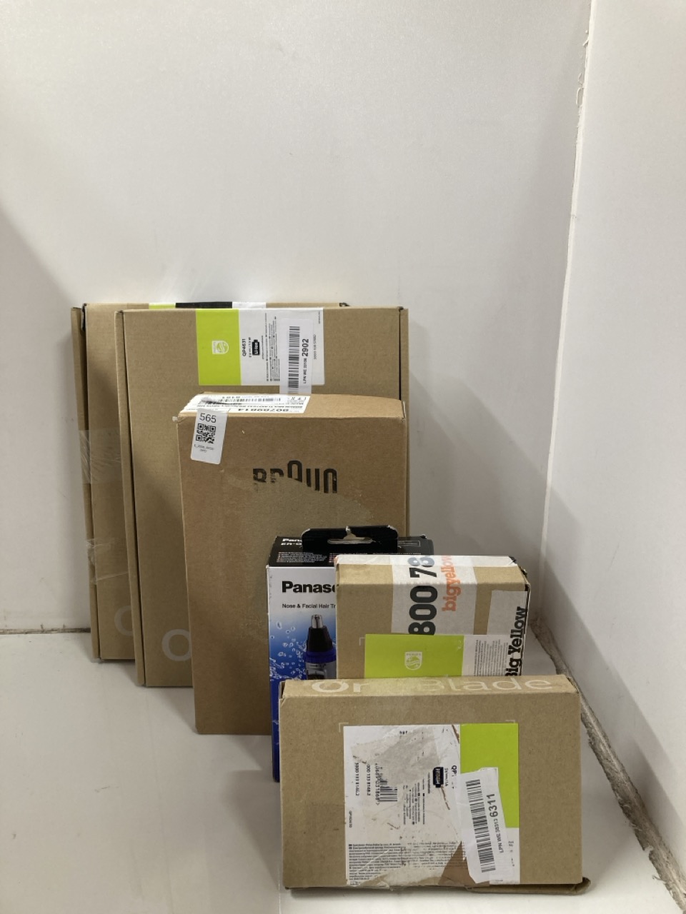 Lot 565  
            Edinburgh SR33 - Delivery Only 

                
QUANTITY OF HEALTH AND BEAUTY ITEMS TO INCLUDE ONE BLADE SHAVER : LOCATION - F RACK