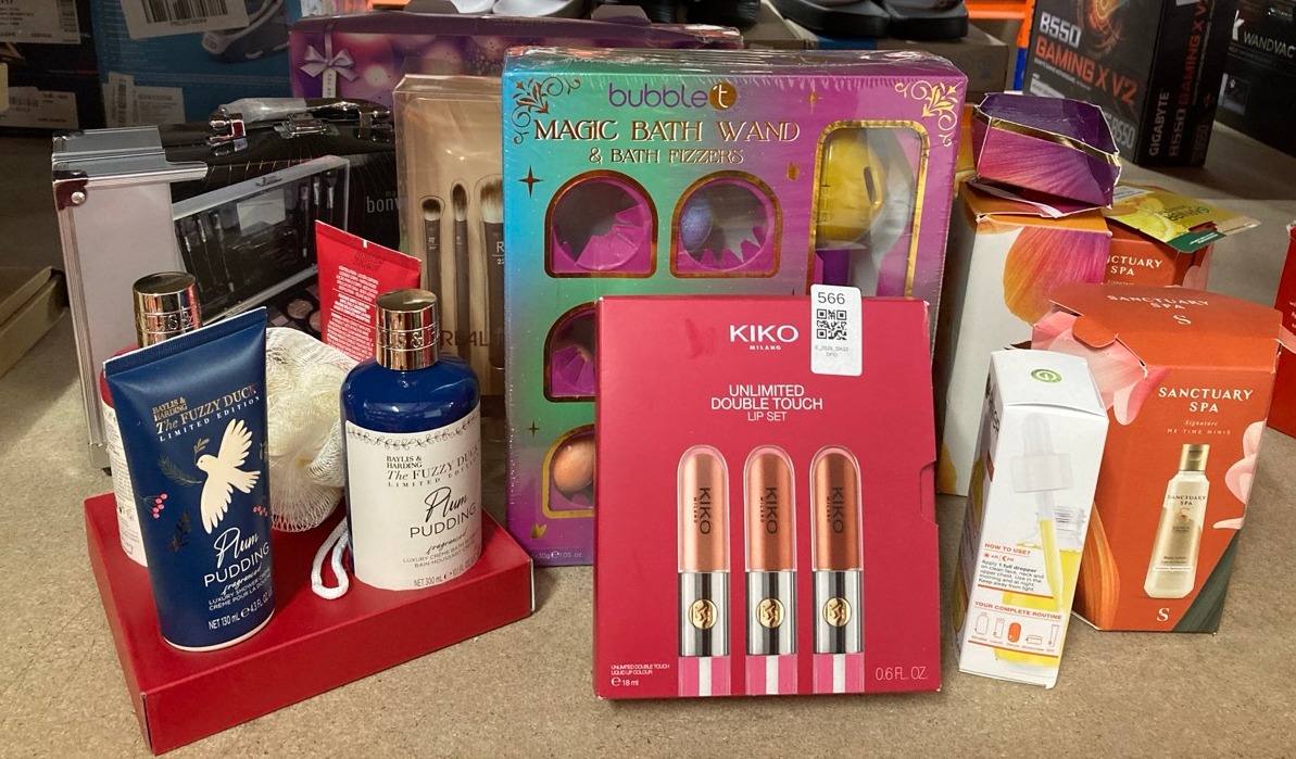 Lot 566  
            Edinburgh SR33 - Delivery Only 

                
QUANTITY OF HEALTH & BEAUTY ITEMS TO INCLUDE KIKO MILANO UNLIMITED DOUBLE TOUCH L...