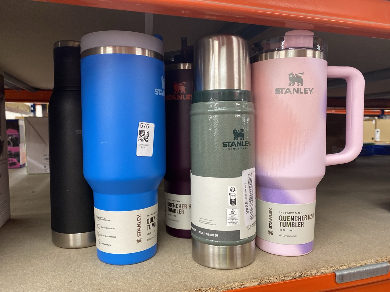 Lot 576  
            Edinburgh SR33 - Delivery Only 

                
QUANTITY OF ITEMS TO INCLUDE STANLEY CLASSIC LEGENDARY THERMAL FLASK 0.47L - GREE...
