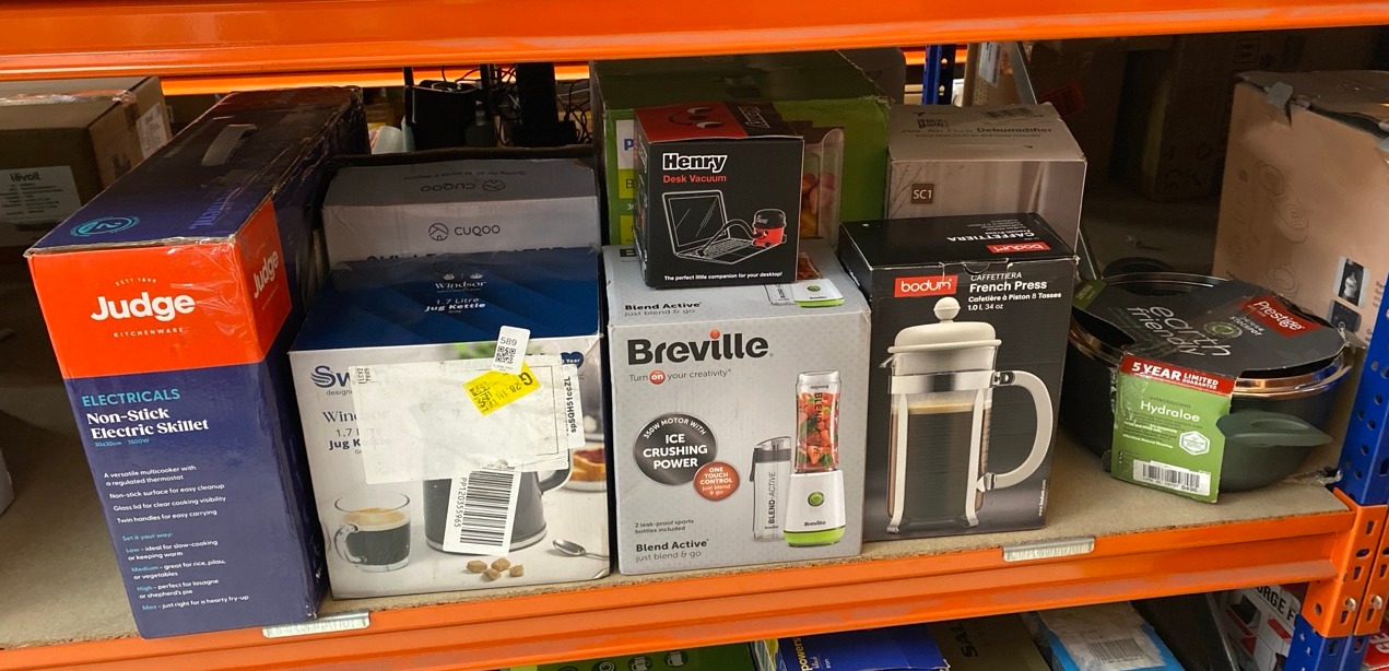 Lot 589  
            Edinburgh SR33 - Delivery Only 

                
QUANTITY OF KITCHEN & APPLIANCES ITEMS TO INCLUDE SWAN SK14611GRY WINDSOR RAPID B...