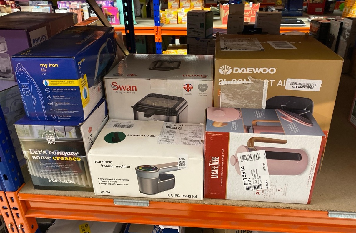Lot 595  
            Edinburgh SR33 - Delivery Only 

                
QUANTITY OF KITCHEN & APPLIANCES ITEMS TO INCLUDE RUSSELL HOBBS MY IRON STEAM IRO...