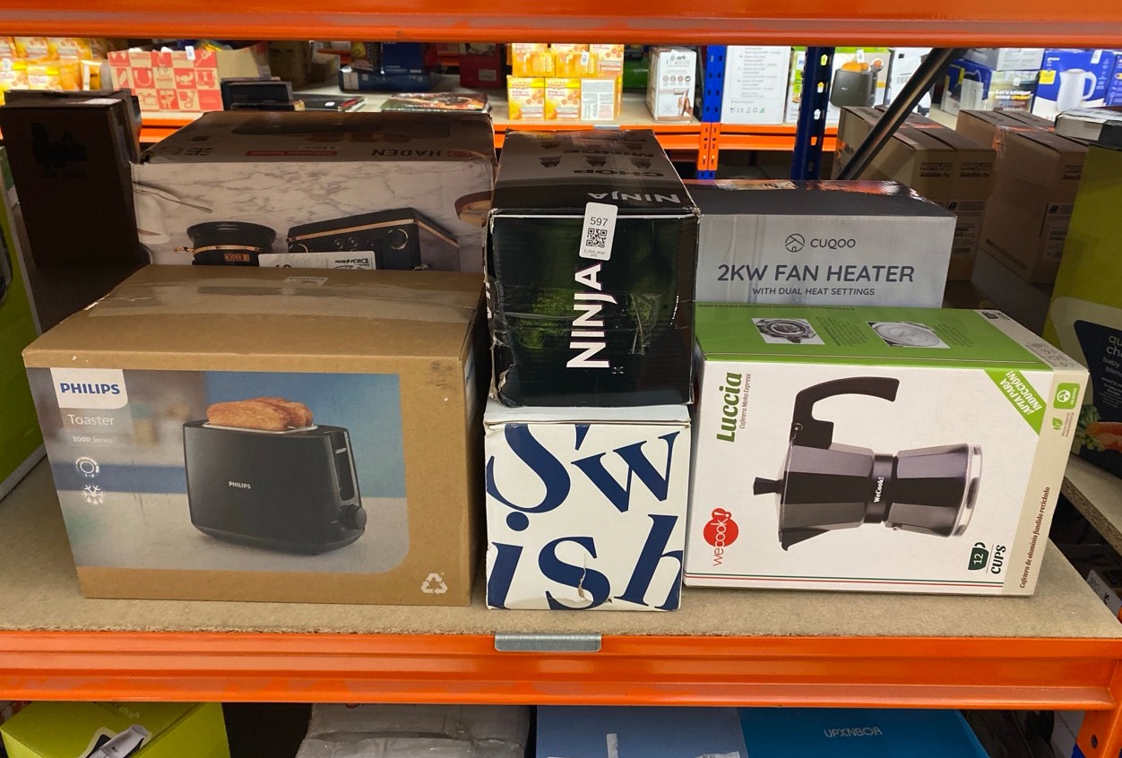 Lot 597  
            Edinburgh SR33 - Delivery Only 

                
QUANTITY OF KITCHEN & APPLIANCES ITEMS TO INCLUDE NINJA PROFESSIONAL CHOPPER [NJ1...