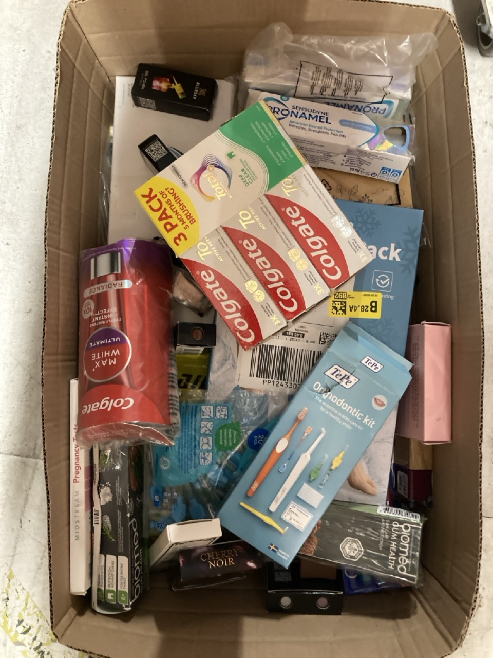 Lot 59  
            Edinburgh SR33 - Delivery Only 

                
QUANTITY OF HEALTH & BEAUTY ITEMS TO INCLUDE COLGATE TOTAL ACTIVE PREVENTION + DE...