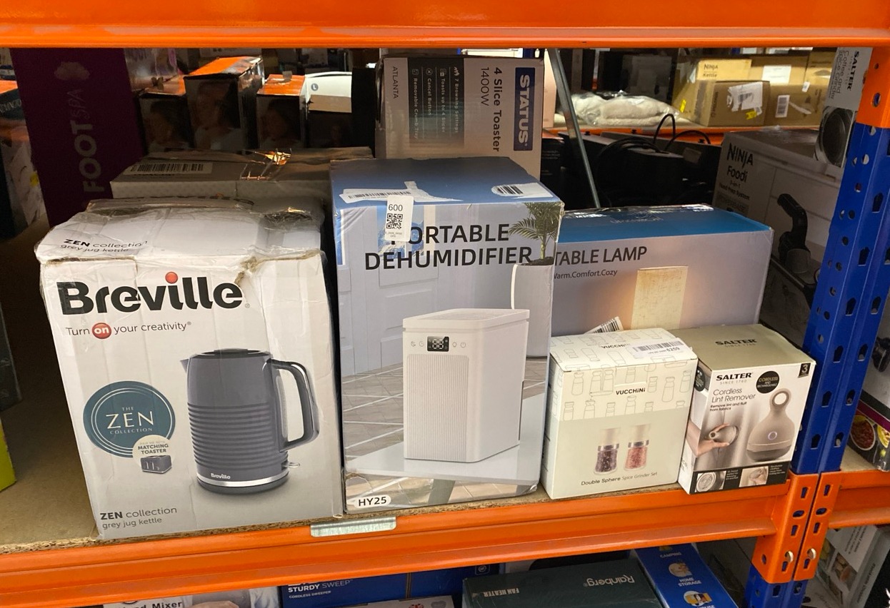 Lot 600  
            Edinburgh SR33 - Delivery Only 

                
QUANTITY OF KITCHEN & APPLIANCES ITEMS TO INCLUDE SALTER SAL01034 CORDLESS LINT R...