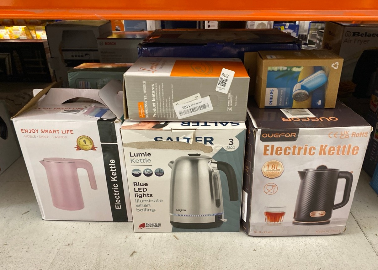 Lot 602  
            Edinburgh SR33 - Delivery Only 

                
QUANTITY OF KITCHEN & APPLIANCES ITEMS TO INCLUDE SALTER LUMIE LED KETTLE - 1.7L ...