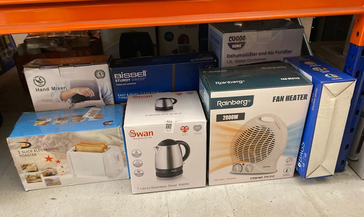 Lot 603  
            Edinburgh SR33 - Delivery Only 

                
QUANTITY OF KITCHEN & APPLIANCES ITEMS TO INCLUDE SWAN SK31020N BRUSHED STAINLESS...
