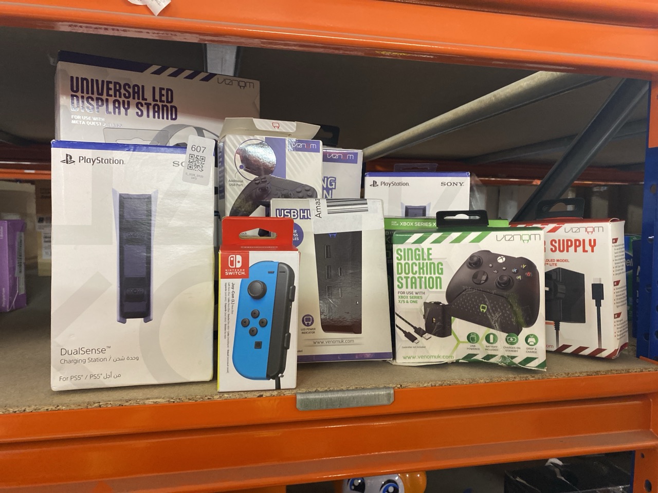 Lot 607  
            Edinburgh SR33 - Delivery Only 

                
QUANTITY OF TECH & GAMING ITEMS TO INCLUDE JOY-CON LEFT (NEON BLUE) (NINTENDO SWI...