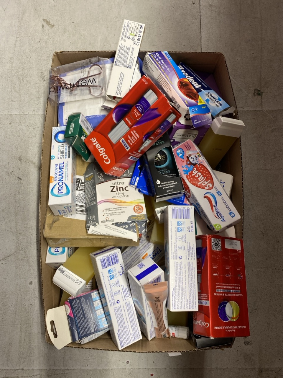 Lot 611  
            Edinburgh SR33 - Delivery Only 

                
QUANTITY OF HEALTH & BEAUTY ITEMS TO INCLUDE COLGATE MAX WHITE PURPLE SERUM 40 ML...