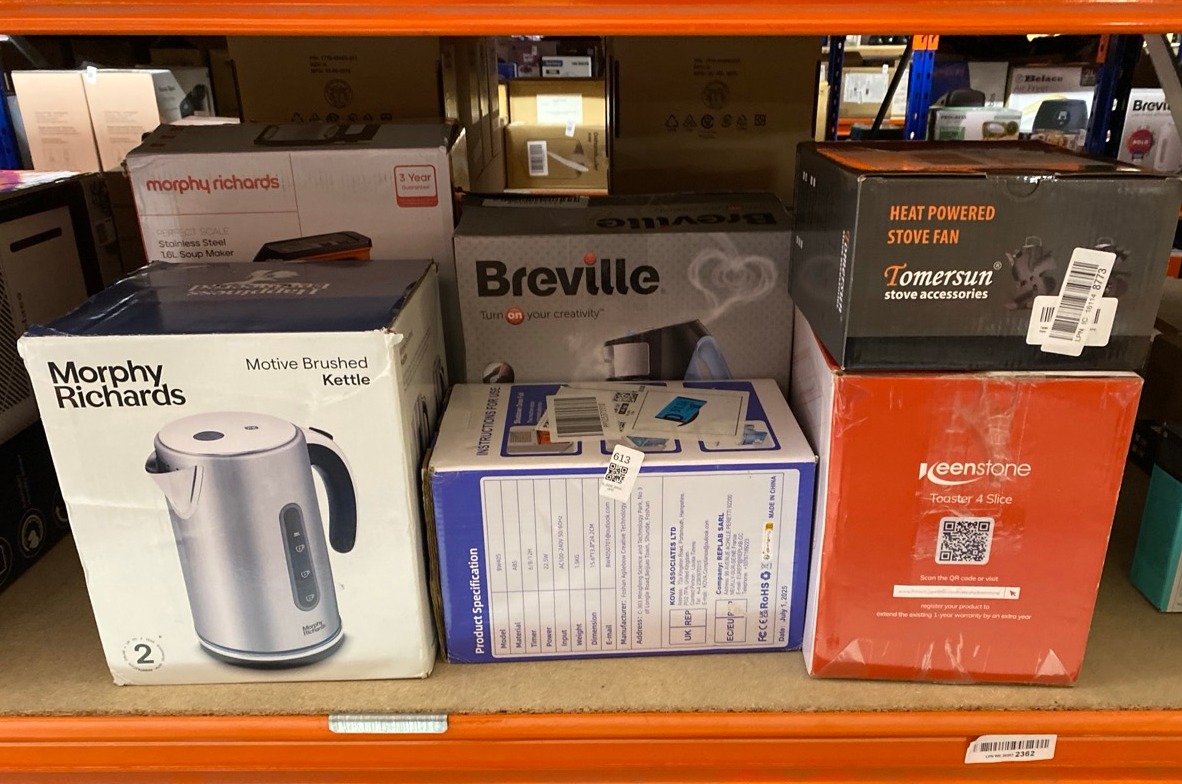 Lot 613  
            Edinburgh SR33 - Delivery Only 

                
QUANTITY OF KITCHEN & APPLIANCES ITEMS TO INCLUDE MORPHY RICHARDS 1.7L MOTIVE JUG...