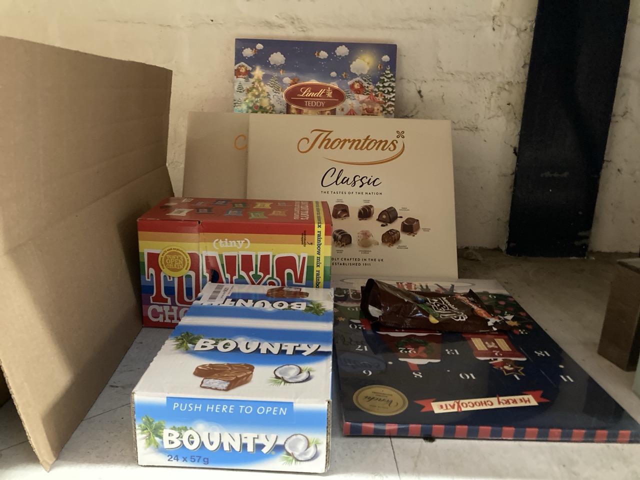 Lot 61  
            Edinburgh SR33 - Delivery Only 

                
QUANTITY OF FOOD & DRINK ITEMS TO INCLUDE BOUNTY CHOCOLATE BARS, COCONUT & MILK C...