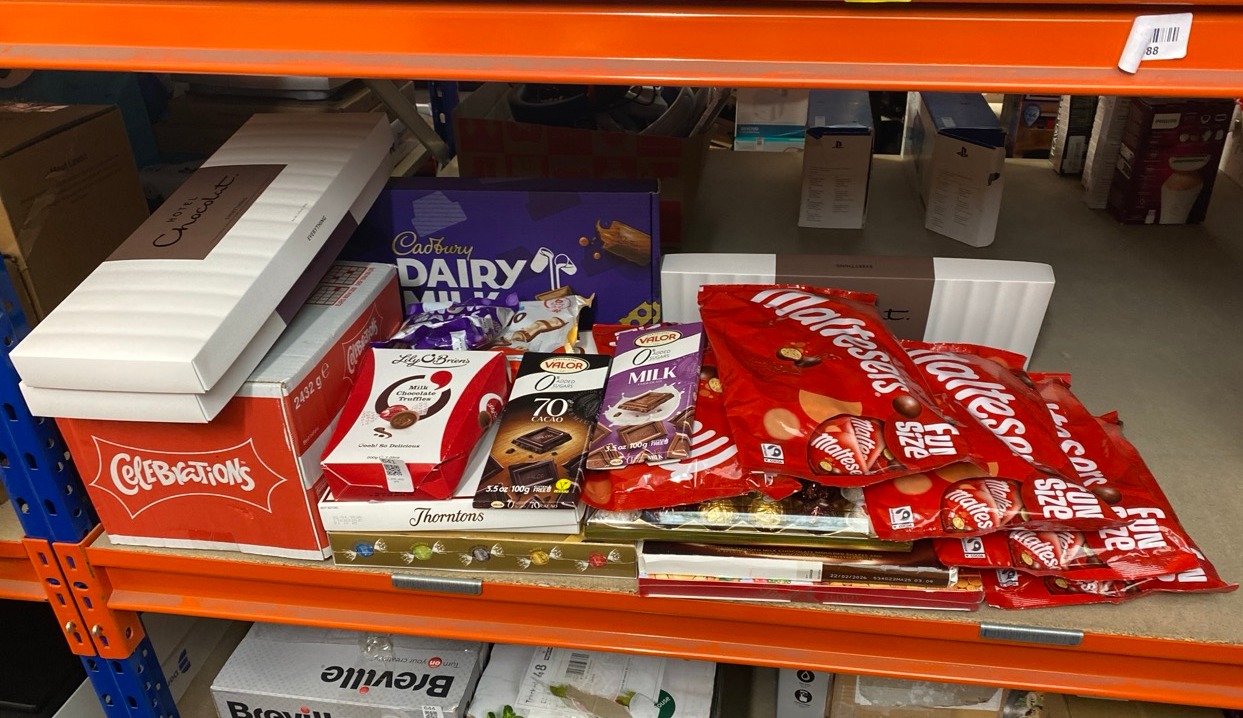Lot 641  
            Edinburgh SR33 - Delivery Only 

                
QUANTITY OF FOOD & DRINK ITEMS TO INCLUDE MALTESERS FUN SIZE FOR ANY OCCASION 11 ...