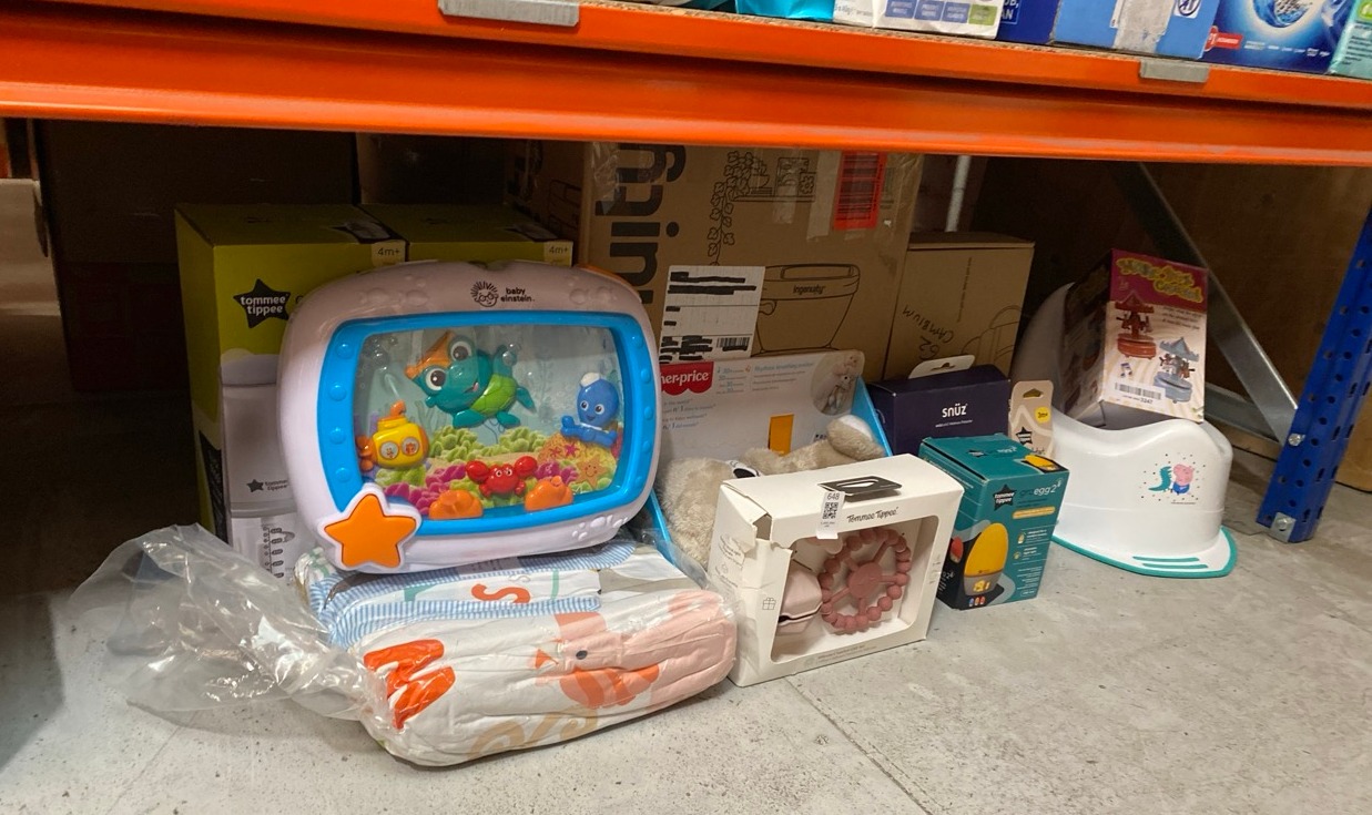 Lot 648  
            Edinburgh SR33 - Delivery Only 

                
QUANTITY OF BABY & TODDLER ITEMS TO INCLUDE TOMMEE TIPPEE GROEGG2, TODDLER NIGHT ...