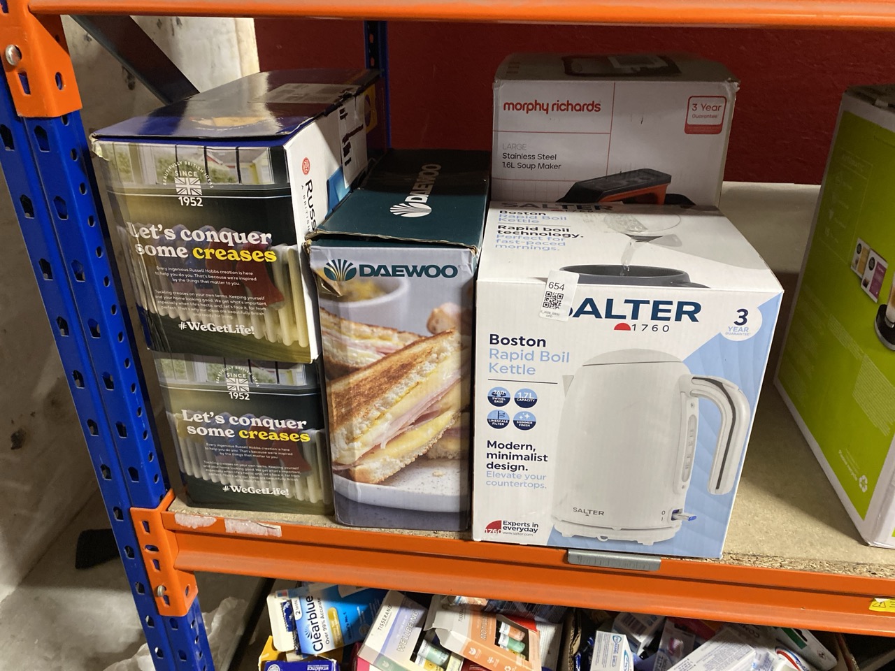 Lot 654  
            Edinburgh SR33 - Delivery Only 

                
QUANTITY OF KITCHEN & APPLIANCES ITEMS TO INCLUDE RUSSELL HOBBS IRON [ 3100W, 230...