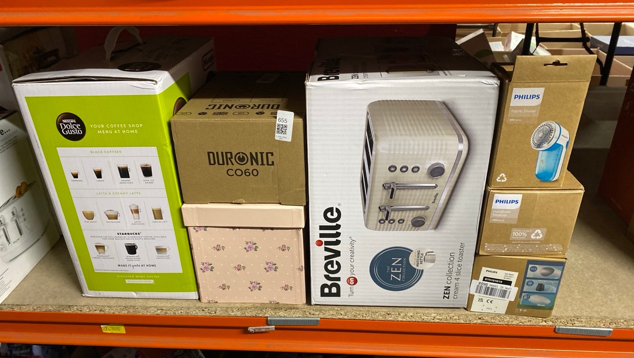 Lot 655  
            Edinburgh SR33 - Delivery Only 

                
QUANTITY OF KITCHEN & APPLIANCES ITEMS TO INCLUDE PHILIPS GC026/00 DIFFERENT FABR...