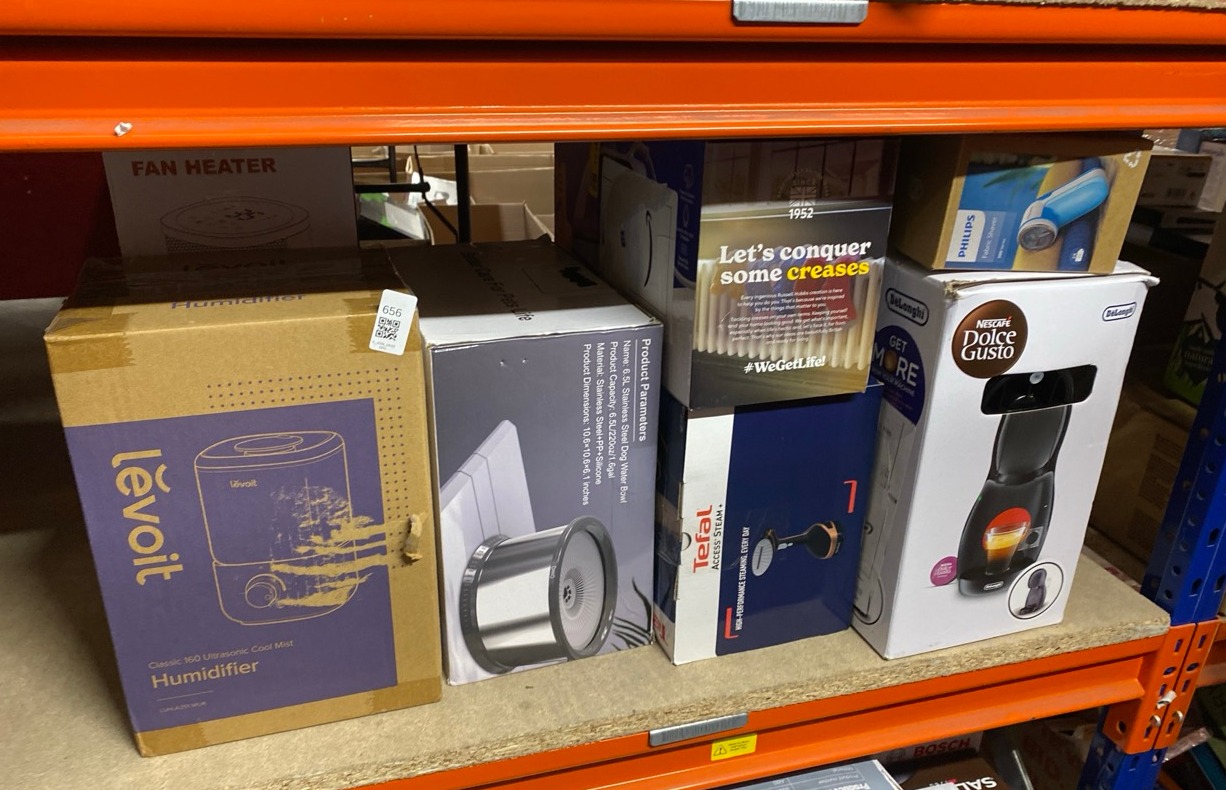 Lot 656  
            Edinburgh SR33 - Delivery Only 

                
QUANTITY OF KITCHEN & APPLIANCES ITEMS TO INCLUDE PHILIPS GC026/00 DIFFERENT FABR...