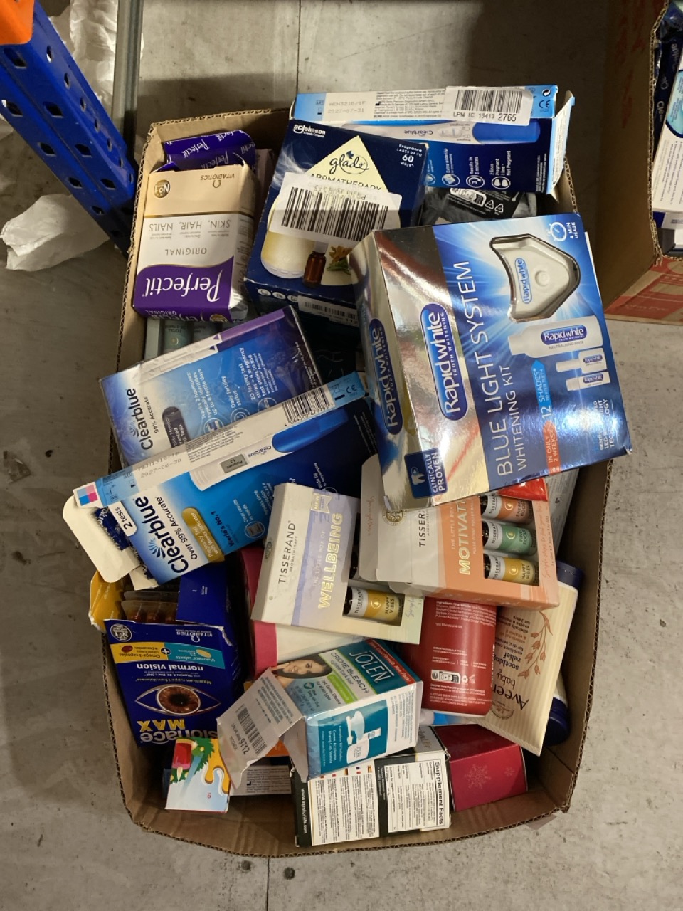 Lot 657  
            Edinburgh SR33 - Delivery Only 

                
QUANTITY OF KITCHEN AND APPLIANCES TO INCLUDE RUSSELL HOBBS IRON : LOCATION - H RACK