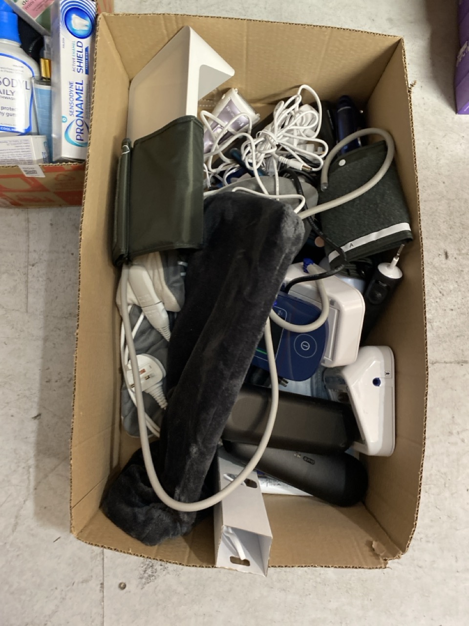 Lot 659  
            Edinburgh SR33 - Delivery Only 

                
QUANTITY OF HEALTH AND BEAUTY ITEMS TO INCLUDE ORAL B BLACK TOOTHBRUSH : LOCATION...