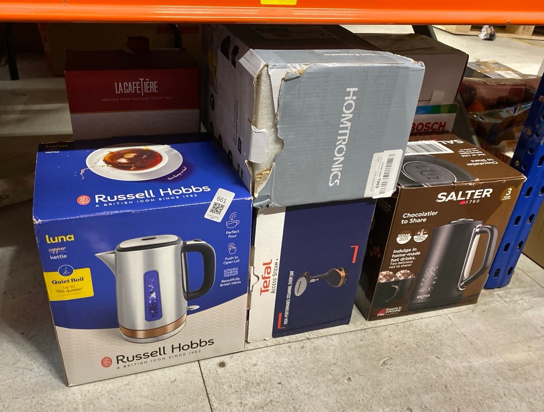 Lot 661  
            Edinburgh SR33 - Delivery Only 

                
QUANTITY OF KITCHEN & APPLIANCES ITEMS TO INCLUDE RUSSELL HOBBS LUNA STAINLESS ST...