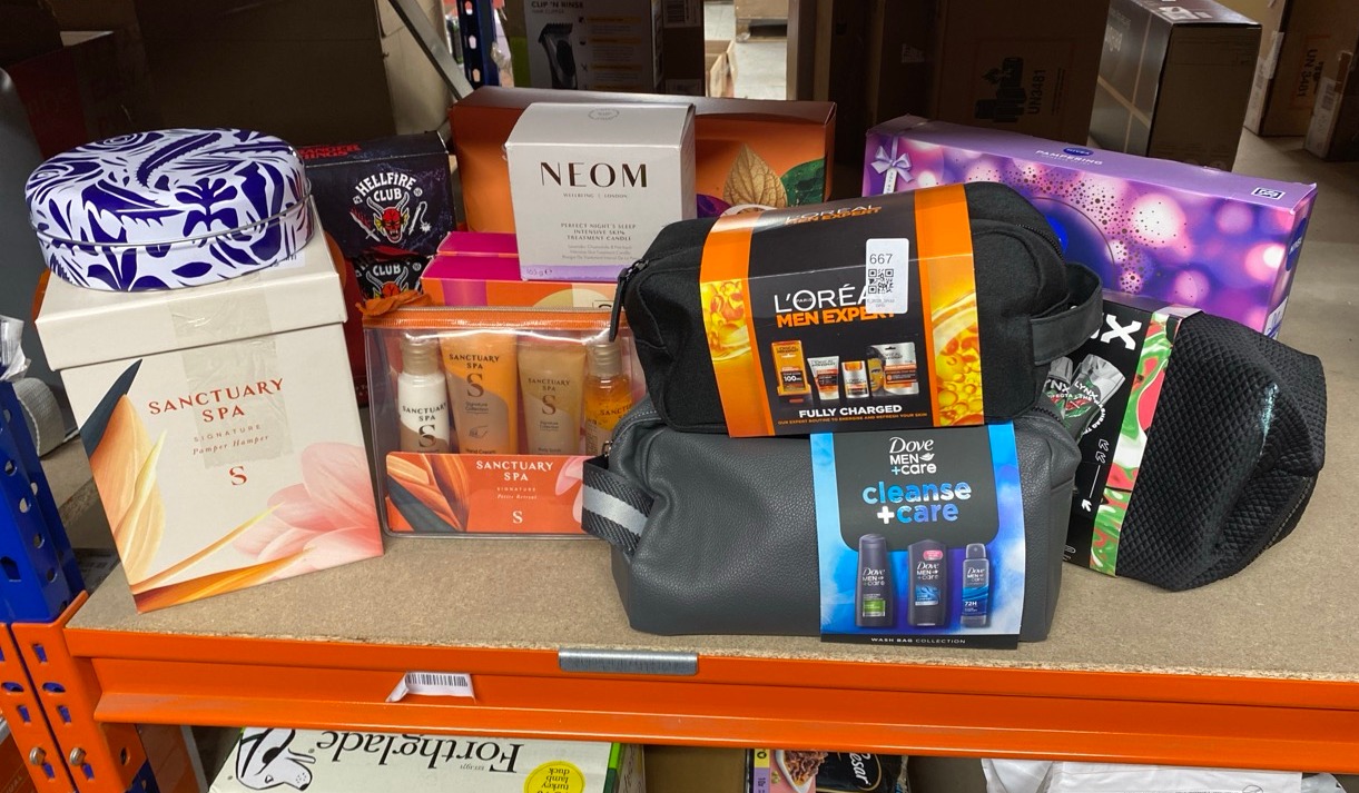 Lot 667  
            Edinburgh SR33 - Delivery Only 

                
QUANTITY OF HEALTH & BEAUTY ITEMS TO INCLUDE L'ORÉAL MEN EXPERT, FULLY CHARGED ME...