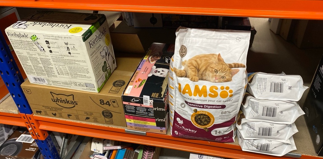 Lot 670  
            Edinburgh SR33 - Delivery Only 

                
QUANTITY OF PET PRODUCTS ITEMS TO INCLUDE PERFECT FIT CAT COMPLETE DRY JUNIOR <1 ...