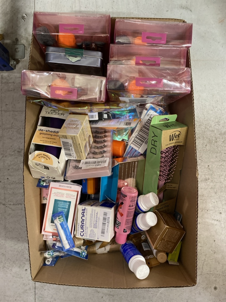 Lot 674  
            Edinburgh SR33 - Delivery Only 

                
QUANTITY OF HEALTH AND BEAUTY ITEMS TO INCLUDE REGAINE HAIR LOSS TREATMENT : LOCA...