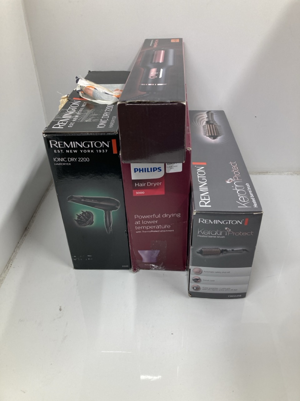 Lot 681  
            Edinburgh SR33 - Delivery Only 

                
QUANTITY OF HEALTH & BEAUTY ITEMS TO INCLUDE REMINGTON KERATIN PROTECT HEATED HOT...