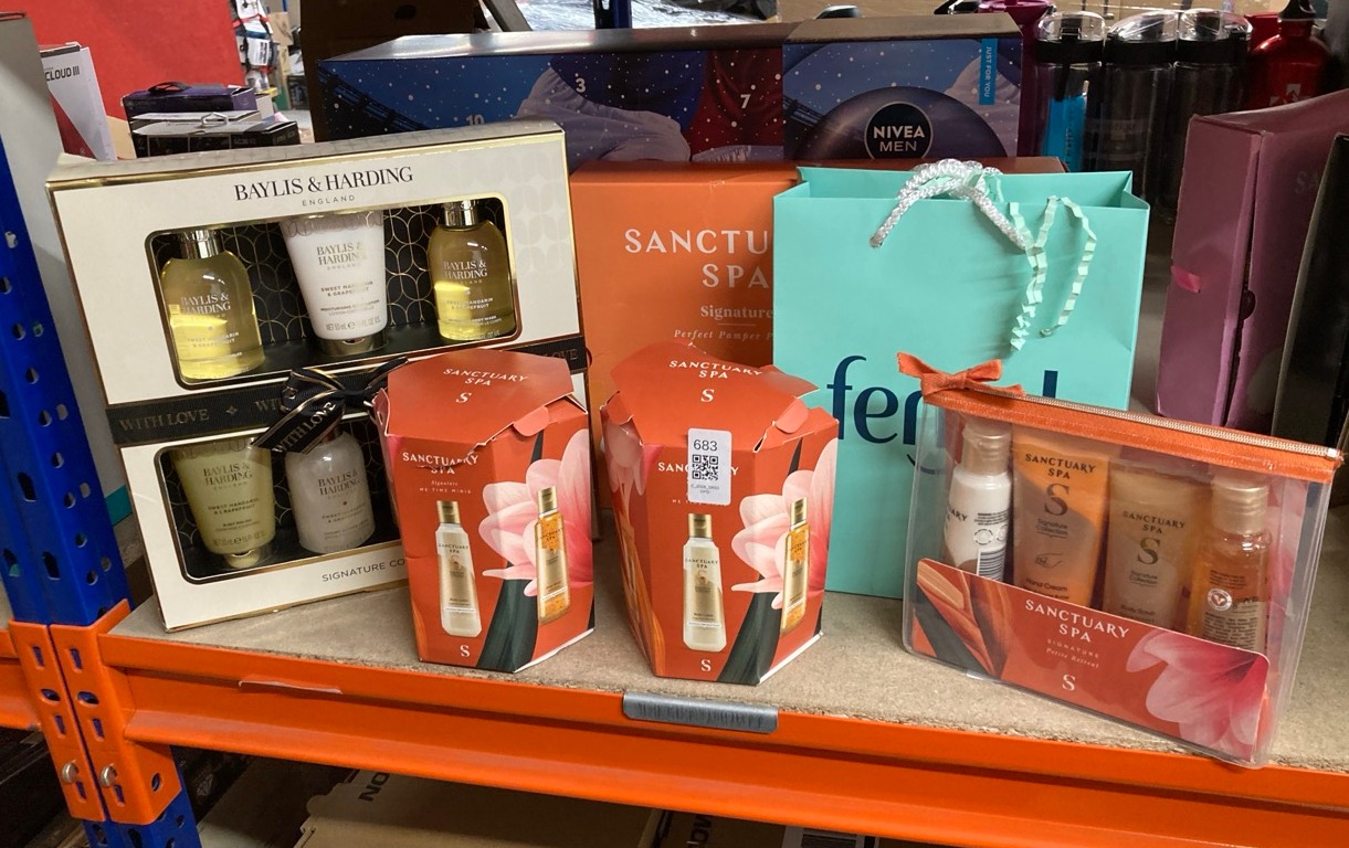 Lot 683  
            Edinburgh SR33 - Delivery Only 

                
QUANTITY OF HEALTH & BEAUTY ITEMS TO INCLUDE SANCTUARY SPA PETITE RETREAT GIFT SE...
