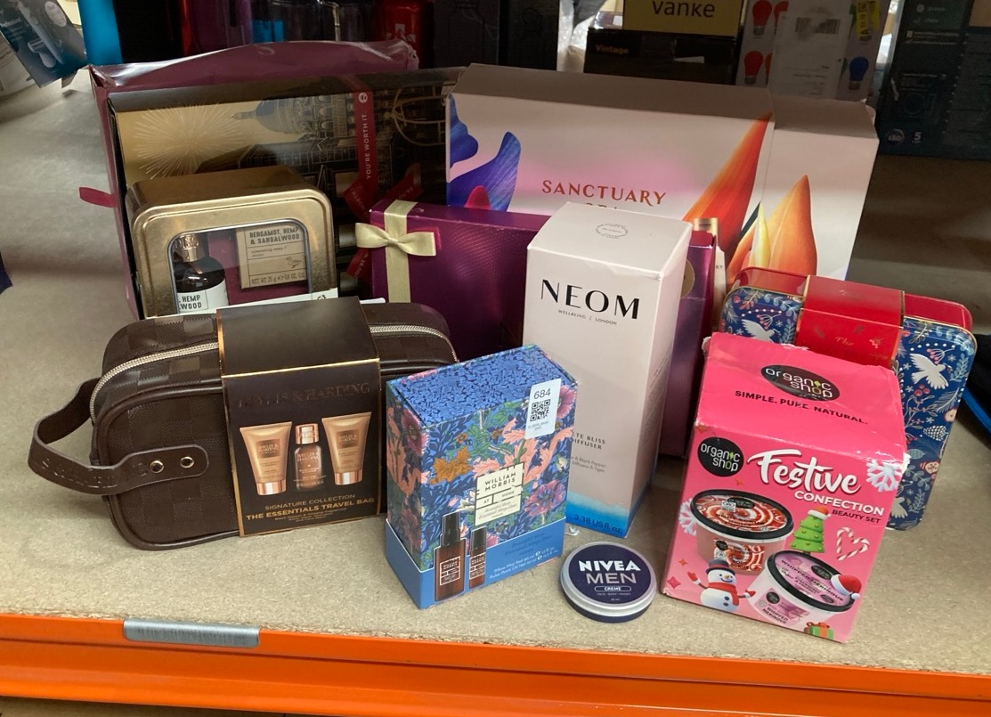 Lot 684  
            Edinburgh SR33 - Delivery Only 

                
QUANTITY OF HEALTH & BEAUTY ITEMS TO INCLUDE WILLIAM MORRIS AT HOME PILLOW MIST 5...