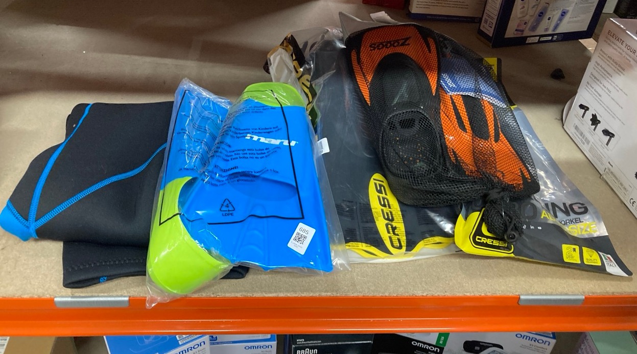 Lot 685  
            Edinburgh SR33 - Delivery Only 

                
QUANTITY OF SPORTS AND EXERCISE CRESSI SNORKELING SET FOR ADULTS  SIZE 12 : LOCAT...