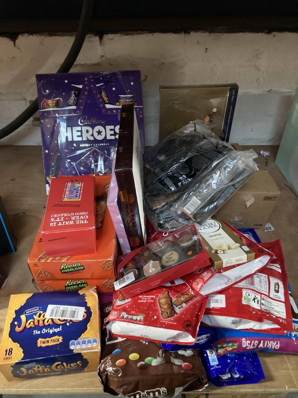 Lot 68  
            Edinburgh SR33 - Delivery Only 

                
QUANTITY OF FOOD & DRINK ITEMS TO INCLUDE THORNTONS CONTINENTAL, CHRISTMAS CHOCOL...