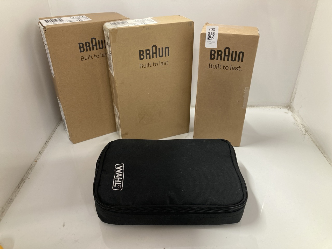Lot 700  
            Edinburgh SR33 - Delivery Only 

                
QUANTITY OF HEALTH & BEAUTY ITEMS TO INCLUDE BRAUN 11-IN-1 ALL-IN-ONE TRIMMER FOR...
