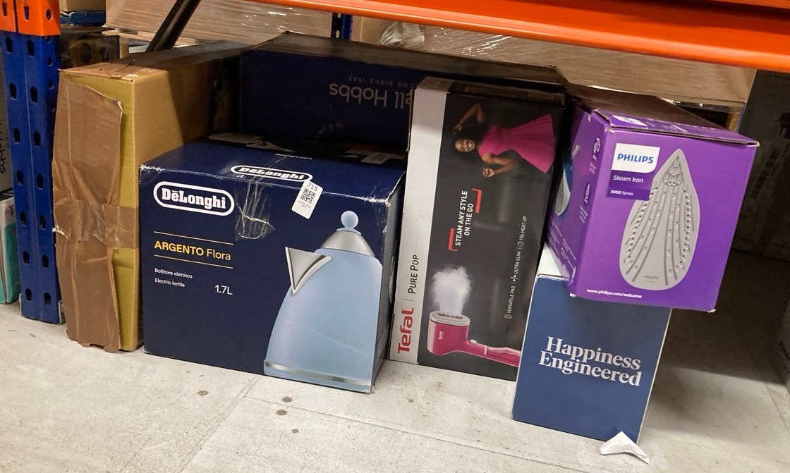 Lot 715  
            Edinburgh SR33 - Delivery Only 

                
QUANTITY OF KITCHEN & APPLIANCES ITEMS TO INCLUDE PHILIPS 3000 SERIES STEAM IRON ...