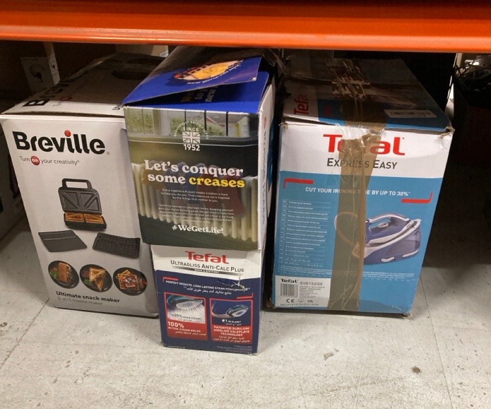 Lot 716  
            Edinburgh SR33 - Delivery Only 

                
QUANTITY OF KITCHEN & APPLIANCES ITEMS TO INCLUDE RUSSELL HOBBS IRON [ 3100W, 230...