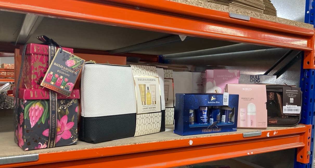 Lot 723  
            Edinburgh SR33 - Delivery Only 

                
QUANTITY OF HEALTH & BEAUTY ITEMS TO INCLUDE BAYLIS & HARDING BOUDOIRE TROPICAL P...