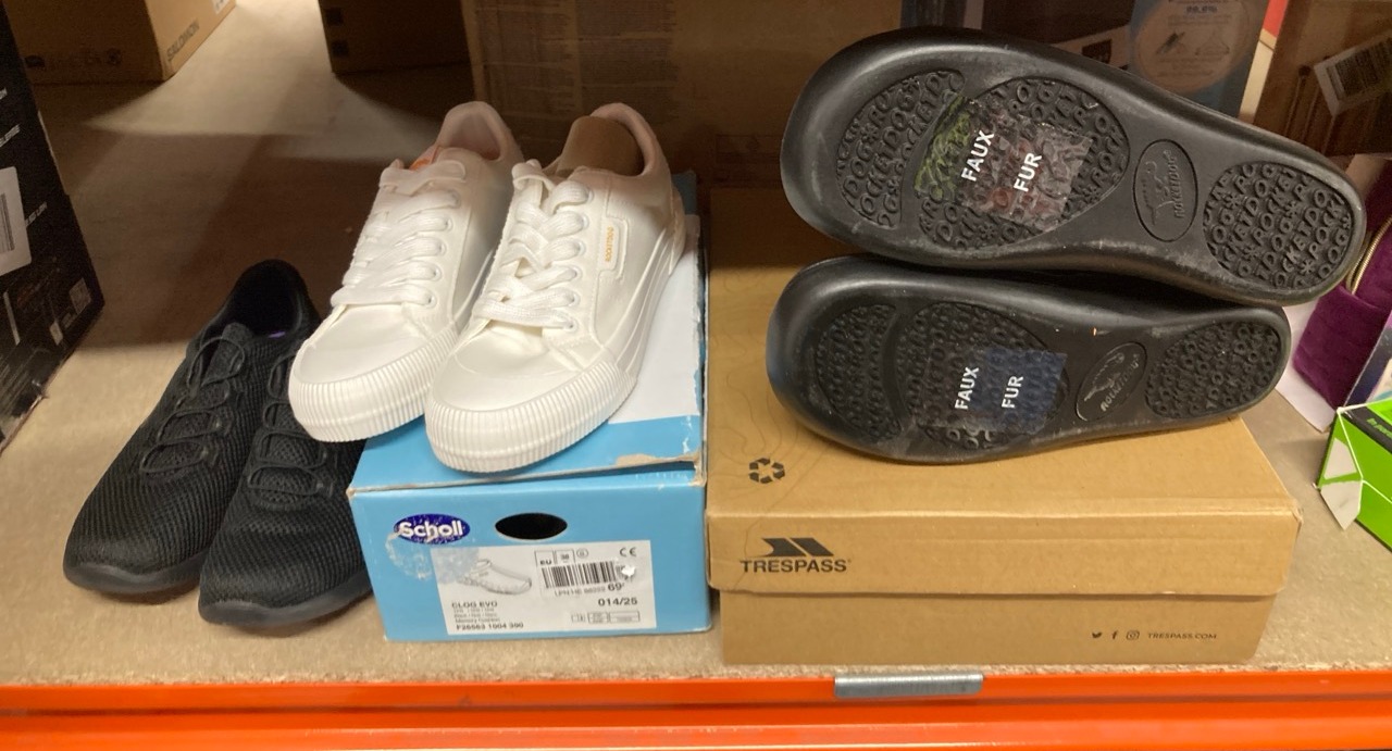 Lot 727  
            Edinburgh SR33 - Delivery Only 

                
QUANTITY OF CLOTHING AND APPAREL TO INCLUDE CLOG EVO SIZE 4 : LOCATION - H RACK