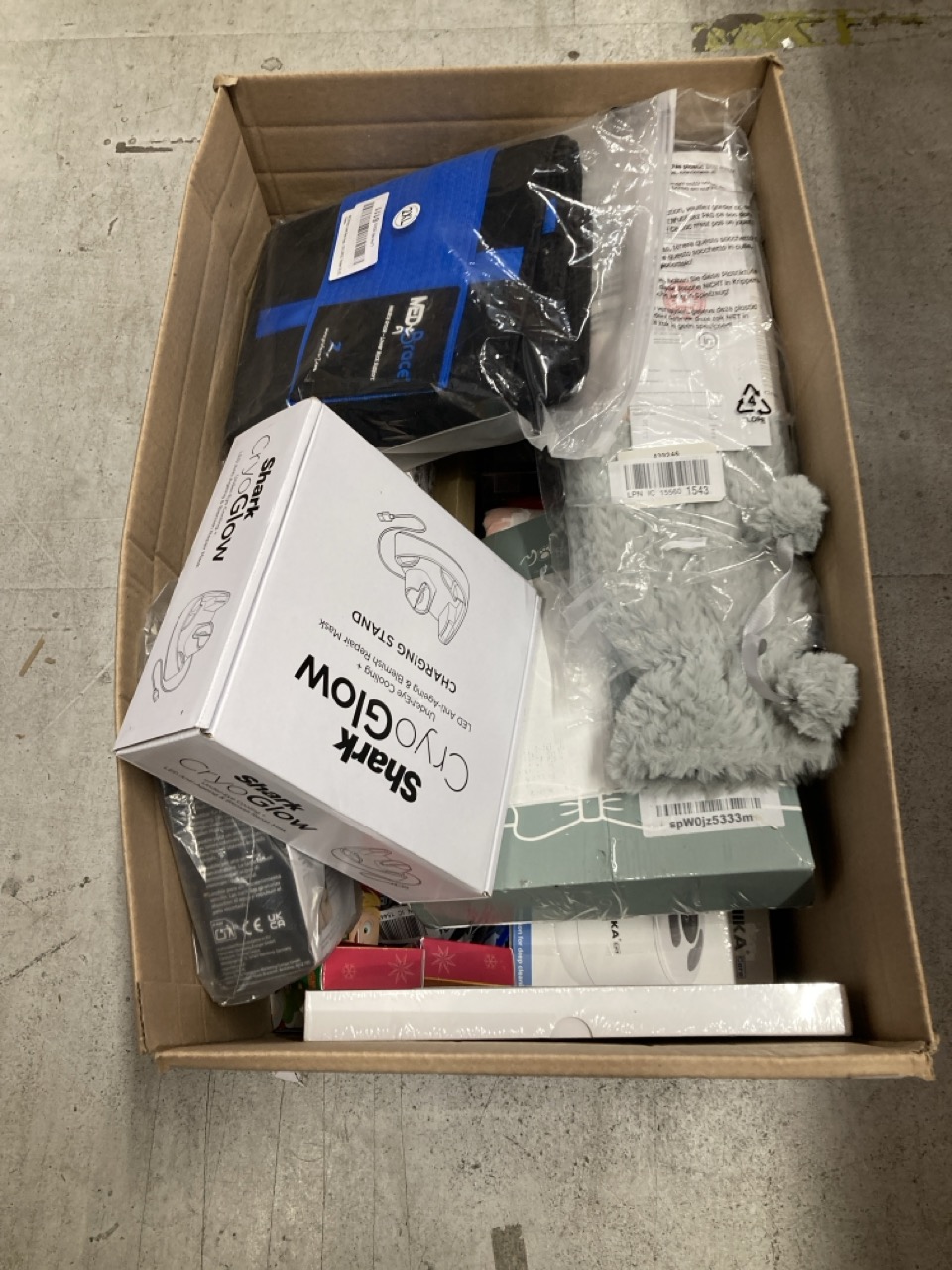 Lot 731  
            Edinburgh SR33 - Delivery Only 

                
QUANTITY OF HEALTH & BEAUTY ITEMS TO INCLUDE SHARK CRYO GLOW CHARGING STAND - BLU...