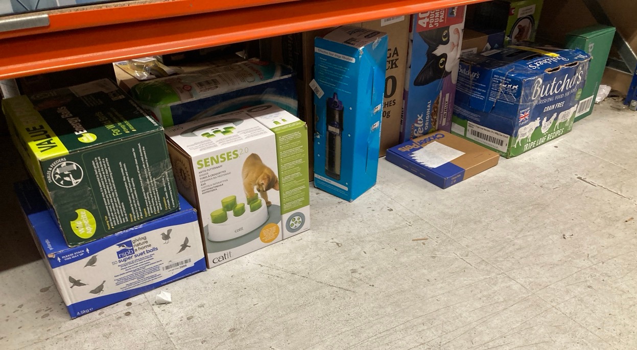 Lot 732  
            Edinburgh SR33 - Delivery Only 

                
QUANTITY OF PET PRODUCTS ITEMS TO INCLUDE ROSHP CAT MATE 4 WAY LOCKING CAT FLAP W...