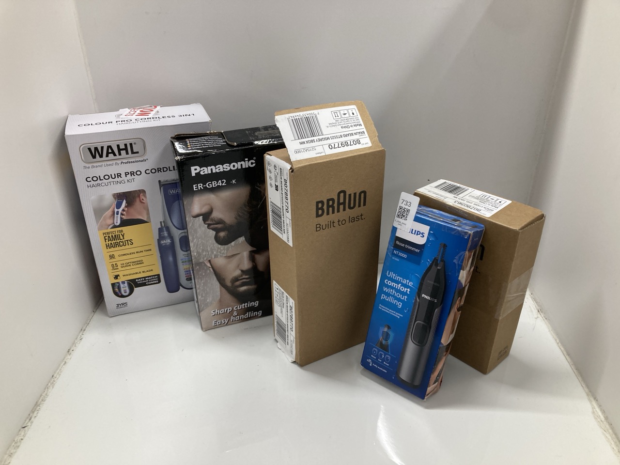 Lot 733  
            Edinburgh SR33 - Delivery Only 

                
QUANTITY OF HEALTH & BEAUTY ITEMS TO INCLUDE BRAUN SERIES XT3 ALL-IN-ONE ELECTRIC...